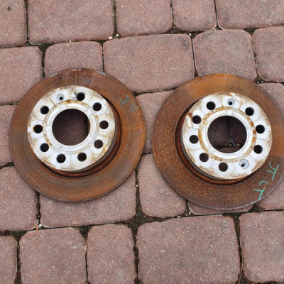 Tarcze tył tylne IGŁA komplet VW Jetta 5C6