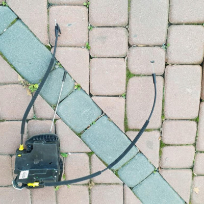 Zamek drzwi lewy tył Opel Astra K V 13507143