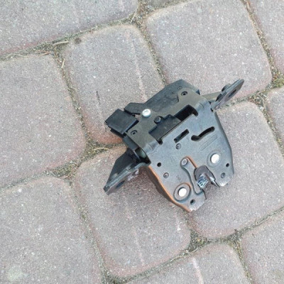 Zamek klapy tył tylnej Opel Astra J IV 13500195