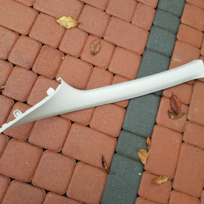 Słupek obudowa słupka Vivaro Trafic III 769125758R