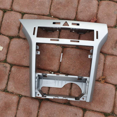 Obudowa osłona radia deski Opel Astra H 13141092