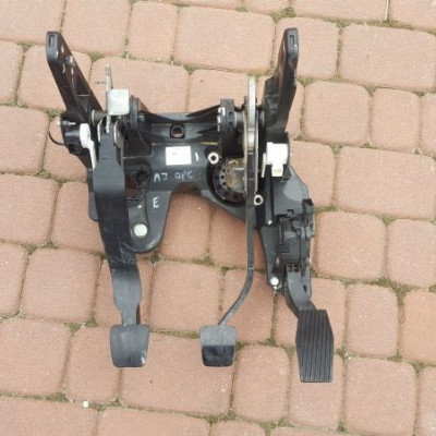 Pedał pedały Europa Opel Astra J OPC 13407018