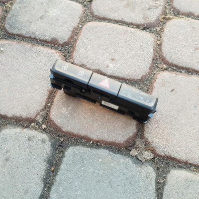 Przełącznik awaryjnych Opel Zafira C 39021936