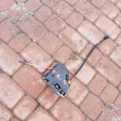 Zamek drzwi prawy tył Opel Astra K V 13598385