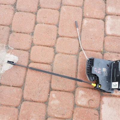 Zamek drzwi lewy tył Opel Astra K V 13598364