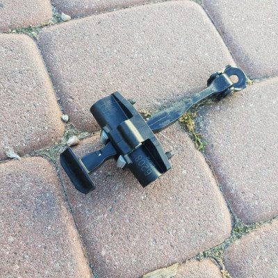 Ogranicznik drzwi przedni Opel Astra K V 6208