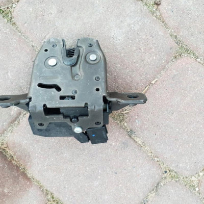 Zamek klapy tył tylnej Opel Zafra C 13531023