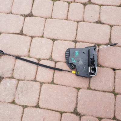 Zamek drzwi lewy tył Opel Astra K V 13596953