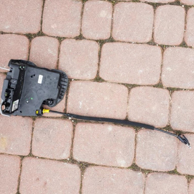 Zamek drzwi prawy tył Opel Astra K V 13596956