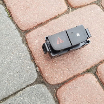 Włącznik świateł awaryjnych Trafic III 252100622R