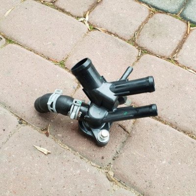 Termostat obudowa 1.4T Opel Astra K V 180402A1