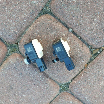 Czujnik uderzenia Opel Astra K V 13576422