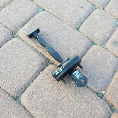 Ogranicznik drzwi tył tylny Opel Astra K V 6270