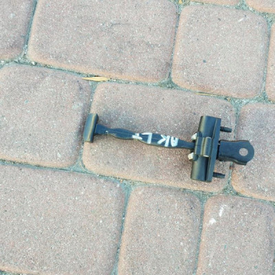 Ogranicznik drzwi tył tylny Opel Astra K 6270