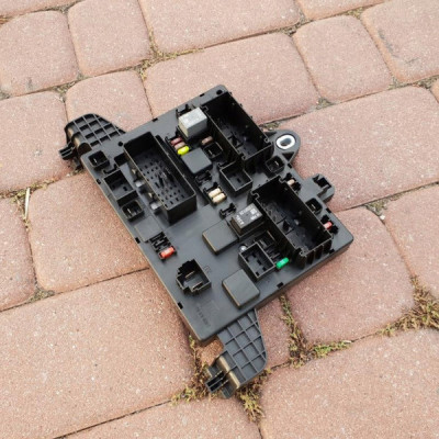 Skrzynka bezpieczników Opel Astra J IV 13343950