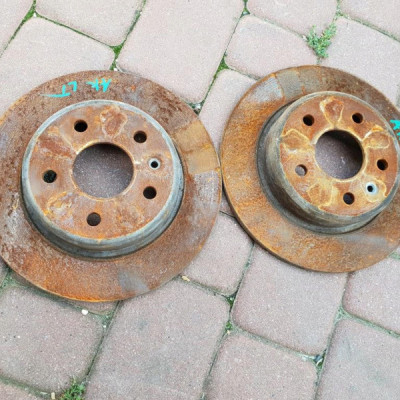 Tarcza tarcze tył tyne komplet Opel Astra 5 V K