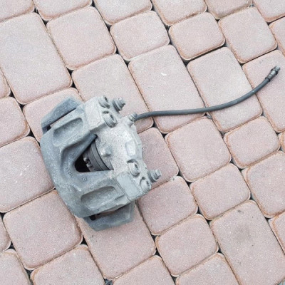 Zacisk przód przedni lewy 350 Mercedes W218 CLS