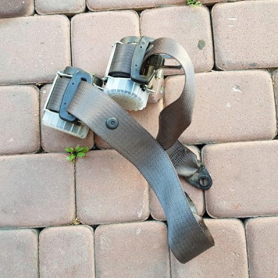 Pas tył tylny brązowy Opel Astra J IV 617472300A