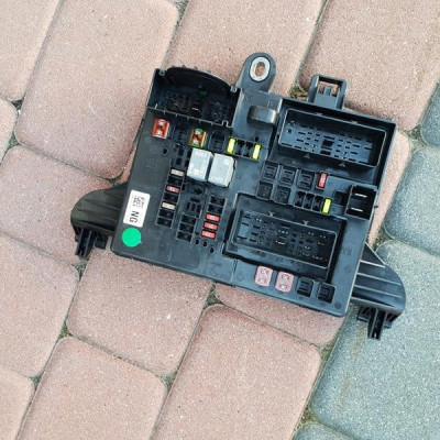 Skrzynka bezpieczników Opel Insignia 13277323