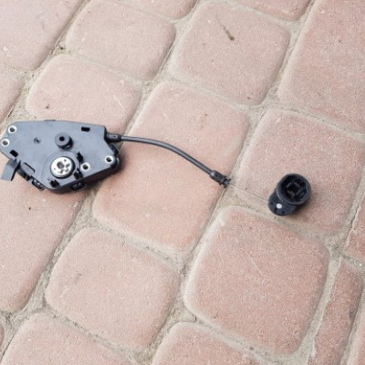 Napinacz zagłówka Opel Insignia 13287117