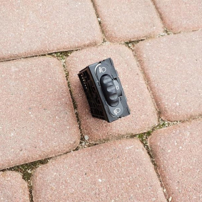 Przełącznik regulacji świateł Renault 7700841235