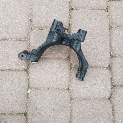 Łapa podpora DPF Passat B8 04L131425A