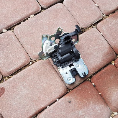 Zamek klapy bagażnika Audi Q3 2017r 8R0827505A