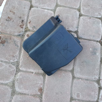 Osłona bezpiecznków Renault Captur 243825499R