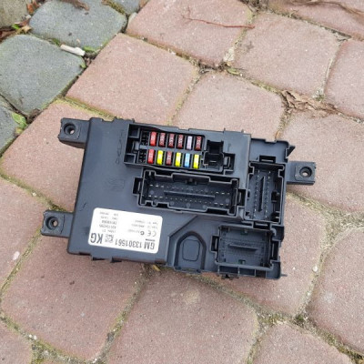 Skrzynka bezpieczników Opel Corsa D 13301561 KG