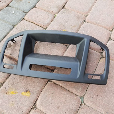 Ramka wyswietalacza radia Opel Insignia 13321690