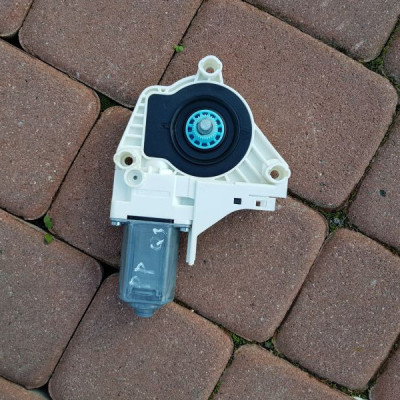 Silniczek podnoszenia szyby Audi Q3 8K0959802B