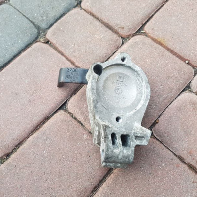 Podstawa pompy łapa A16XER Opel Insignia 55562276