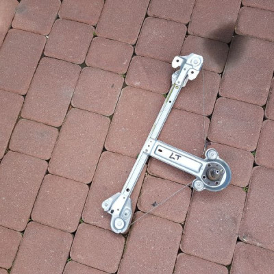 Podnośnik szyby tył tylny Opel Astra H kombi