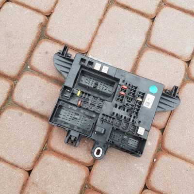Skrzynka bezpieczników tył Opel Insignia 13277321