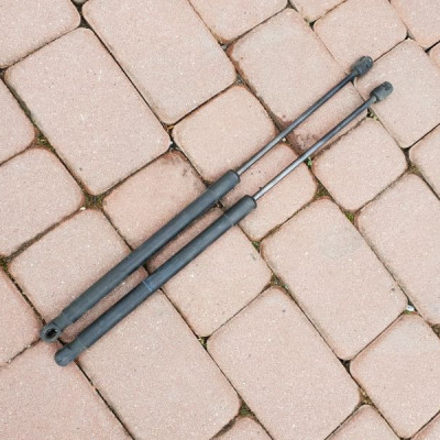 Siłownik klapy tył tylnej Opel Insignia 13332570