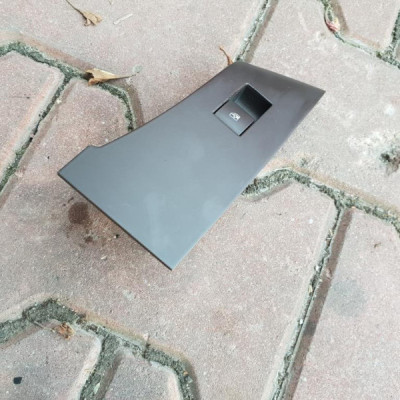 Przycisk szyby brązowy Opel Astra J 4 IV 13301887