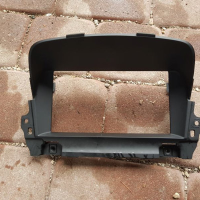 Ramka obudowa wyświetlacza Opel Zafira C 20812272
