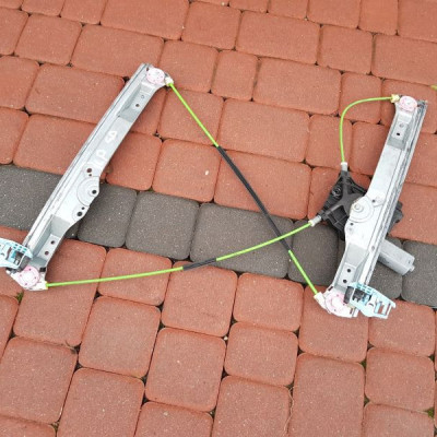 Podnośnik szyby przód lewy Opel Corsa D 541613212
