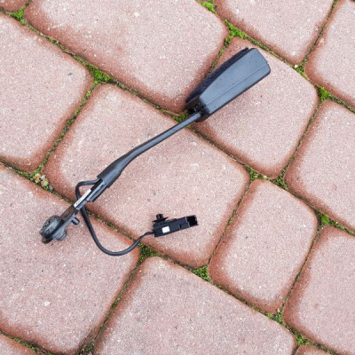 Zapięcie pasów pasa przód Opel Zafira C 13383732