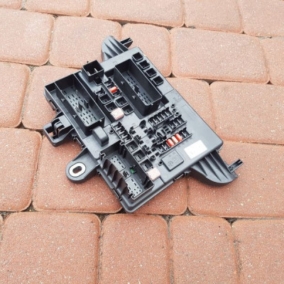 Moduł skrzynka bezpieczniki Opel Insignia 22737768