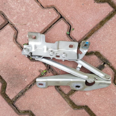 ZAWIAS MASKI PRAWY OPEL INSIGNIA 13248766