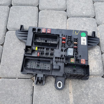 Skrzynka bezpieczników Opel Insignia 13277322 NF