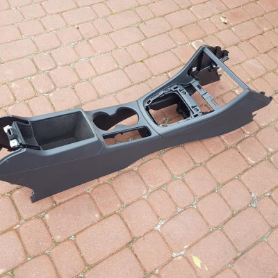 Podłokietnik skórzany skóra tunel Audi Q3 8U0 17r