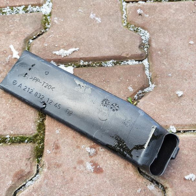 Mocowanie uchwyt zaczep Mercedes W218 A2128321245