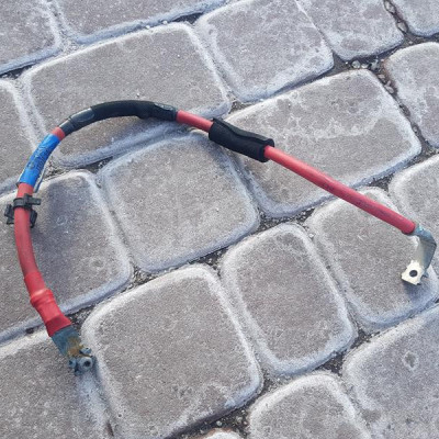 Klema plusowa Vivaro B TRAFIC III 240809677R