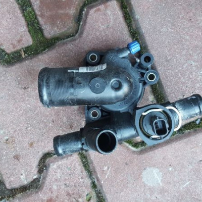 OBUDOWA TERMOSTATU TRAFIC PRIMASTAR 8200907243