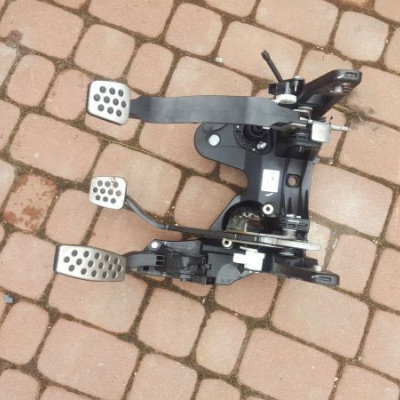 Pedał pedały Europa Opel Astra J OPC 13407018