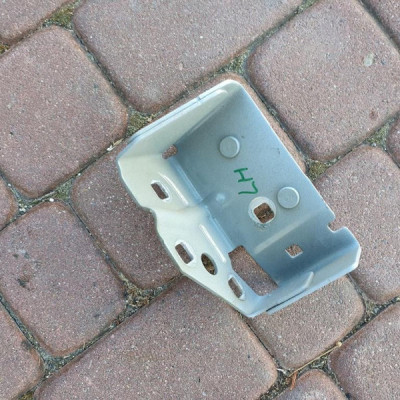 Blaszka uchwyt błotnika Vivaro B Trafic III