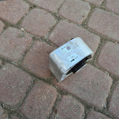 Łapa skrzyni silnika Opel Insignia B 84283188