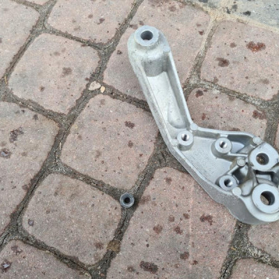Podstawa mocowanie łapa silnik Opel Mokka 25947953